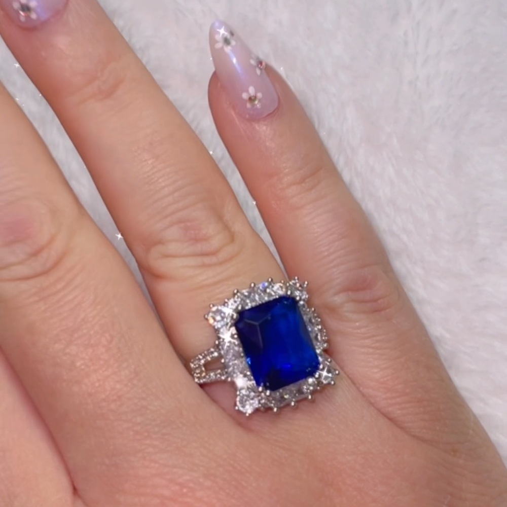 Sz 8  Ring with Royal Blue Center Stone